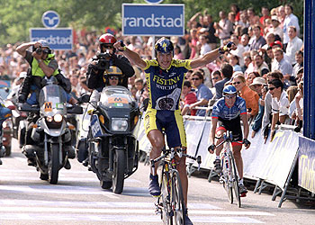 Motoristas tras los corredores en su llegada a la meta de una etapa de la Vuelta de 2001.