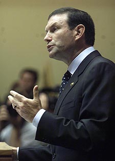 El  lehendakari   Ibarretxe en su intervención de ayer ante el Parlamento vasco. 