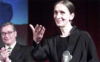 La coreógrafa alemana Pina Bausch, ayer por la tarde en Sant Miquel dels Reis, donde recibió el Premio Mundial de las Artes Valldigna. rnrn MÒNICA TORRES