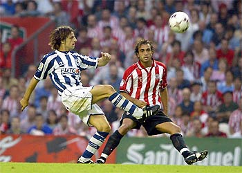 Alkiza golpea con la derecha en presencia de Ezquerro.