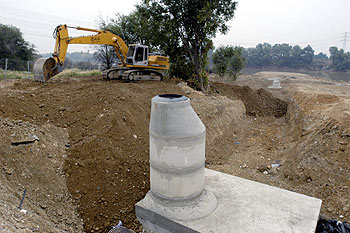 Aspecto de las obras en el colector de Zaragoza donde fueron hallados los cadáveres de tres trabajadores.