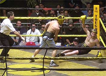 Dos púgiles, durante un combate de  toughman  en Detroit.