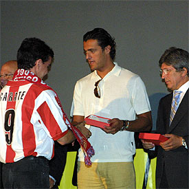 Kiko recibe su premio en presencia de Enrique Cerezo, el presidente del Atlético.