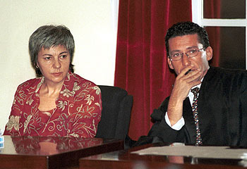 Dolores Vázquez, durante el juicio en que fue condenada a 15 años, junto a uno de sus abogados.