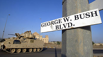 Un tanque estadounidense circula por una calle de Tikrit que ha sido rotulada con el nombre del presidente George W. Bush.