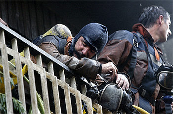 Un incendio calcina una cestería y dos pisos en Badalona