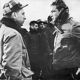 Elia Kazan (izquierda) y Marlon Brando durante el rodaje de  La ley del silencio  en los muelles de Nueva York en los años cincuenta.