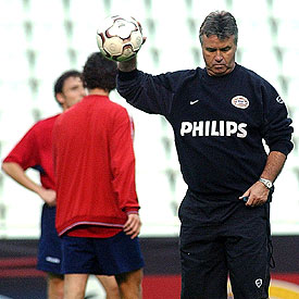 Guus Hiddink, técnico del PSV Eindoven, en el entrenamiento ayer de su equipo en Riazor.
