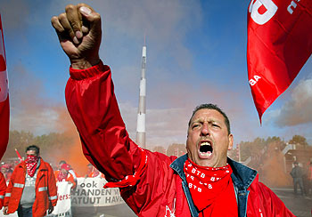 Un estibador belga protesta ayer contra la reestructuración del sector.rnrn AP