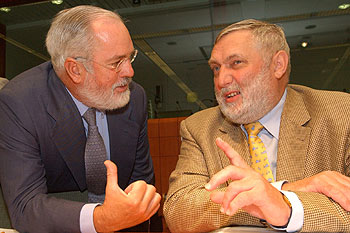 Arias Cañete (izquierda) conversa con el comisario Fischler, ayer, durante el Consejo de Ministros de Agricultura.
