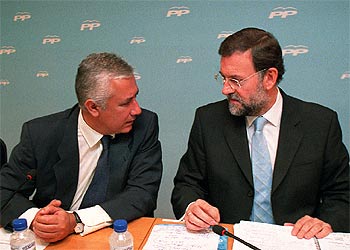 Javier Arenas y Mariano Rajoy, ayer en la sede del PP durante la reunión de su comité ejecutivo.