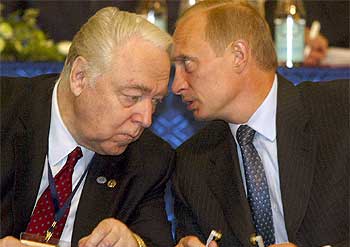 Vladímir Putin (a la derecha) comenta con Yuri Izrael, ayer en la conferencia internacional.