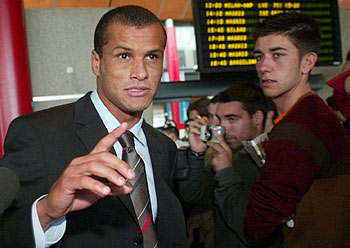 Rivaldo a su llegada al aeropuerto de Vigo, ayer, con el Milan.