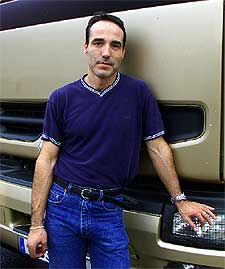 Francisco Javier Santana, ayer, junto a su camión.