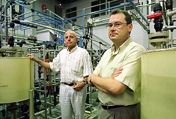 Los investigadores Vicente Montiel (derecha) y Antonio Aldaz, en uno de los laboratorios de química-física la Universidad de Alicante.