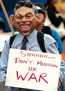 Un manifestante protesta contra la guerra, ayer, en Bournemouth.