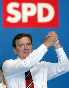 Gerhard Schröder saluda en un acto del SPD, en junio de 2003.rnrn  EPA