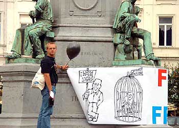 Un manifestante cuelga en Bruselas una pancarta durante las protestas contra las patentes de  software. 