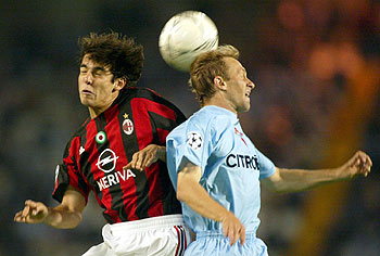 Kaká y Giovanella pugnan por el balón durante el partido de anoche.