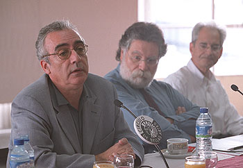 De izquierda a derecha, Millás, Estefanía y Rábago ( El Roto ), ayer, durante la presentación del libro. rnrn MANUEL ESCALERA