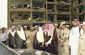 El príncipe heredero saudí, Abdulá Bin Abdel Aziz, visita el lugar del triple atentado el pasado mayo.