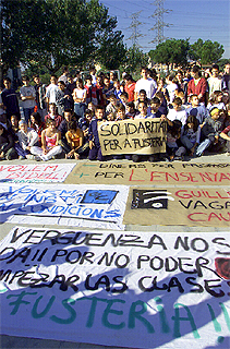 Alumnos del instituto Guillem Catà, ayer, en el patio de este centro de Manresa.