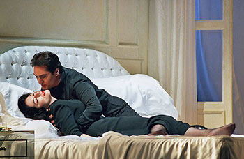 Annalisa Raspagliosi y Giuseppe Filianoti, durante la representación de  La traviata .