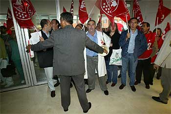 Inauguración entre protestas