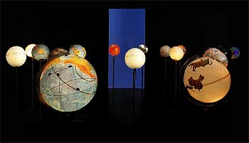 Instalación de diez globos terráqueos de la serie 'World processor' , de Ingo Günther, en  'Banquete'.