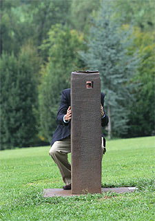 Luis Chillida observa a través de la escultura  Emparantza (Esperanza)  en el parque del museo.