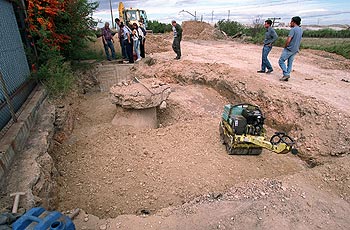 Los trabajadores de una empresa cercana al AVE cierran ayer este agujero tras un hundimiento.