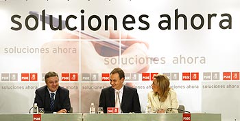 José Luis Rodríguez Zapatero, flanqueado por José Blanco y Carme Chacón, en la rueda de prensa.