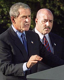 Bush y el ex jefe de policía de Nueva York, Bernard Kerik, ayer.
