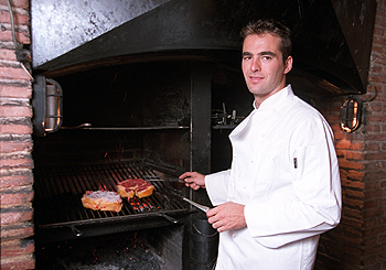 El  chef  Iñaki Gorrotxategi prepara los chuletones que han logrado la fama del restaurante madrileño Casa Julián de Tolosa.