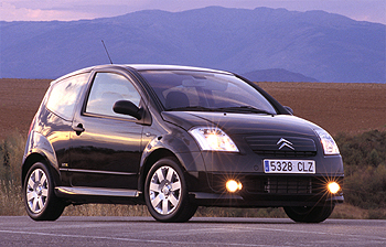 Un coche pequeño con carácter y personalidad. Las formas sólidas del frontal, las aletas musculosas y la vista lateral con la base de las ventanillas en dos alturas crean una estética deportiva y diferente.