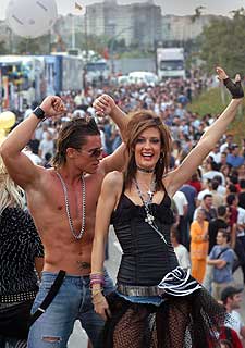 Dos participantes en la    Sun Parade   bailan sobre uno de los camiones en Valencia. 