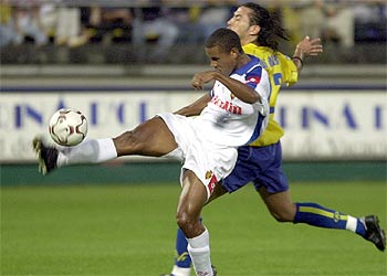 Toledo despeja el balón ante la oposición de José Mari.