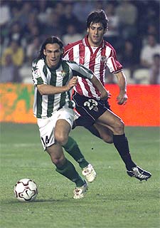 Capi intenta controlar el balón acosado por Tiko.