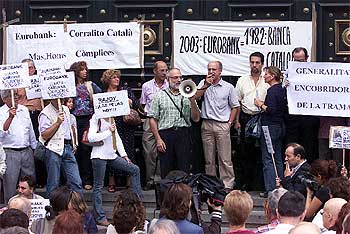 Protestas de afectados de Eurobank en la sede del Banco de España en Barcelona. rnrn CARLES RIBAS
