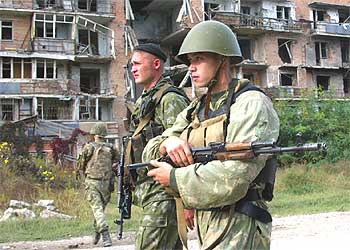 Soldados rusos mientras patrullaban ayer una calle en el centro de la capital chechena, Grozni.
