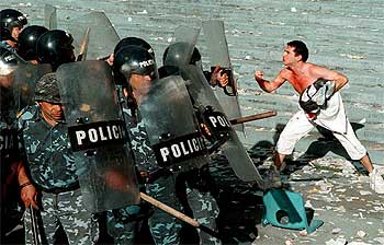 La policía se enfrenta a hinchas radicales durante un Independiente-Racing de 2000.