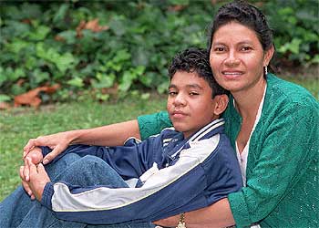 Freddy, con su profesora Nora, durante su visita a España.