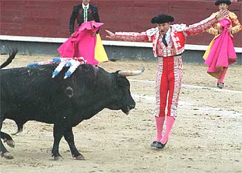 Rafael Perea,  El Boni,  saliendo de un par de banderillas en el cuarto toro.