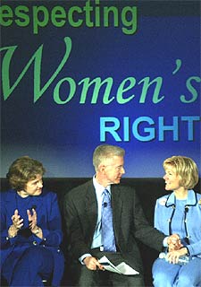 El gobernador Gray Davis, en un acto por los derechos de las mujeres.