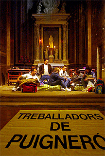 Un grupo de trabajadores, ante el altar de la catedral.