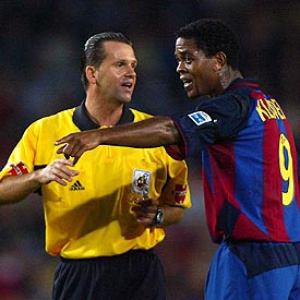 Kluivert discute con Muñiz, árbitro del Barça-Valencia.