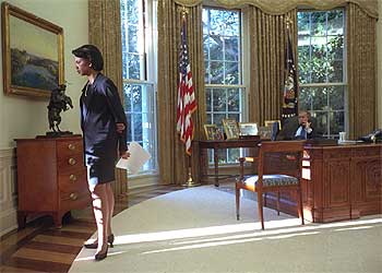 La consejera de Seguridad Nacional, Condoleezza Rice, en el Despacho Oval de la Casa Blanca al día siguiente de los ataques del 11-S.