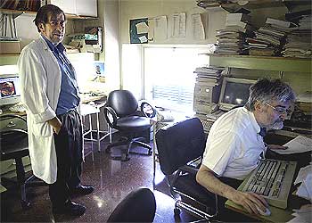Santiago Maragall (izquierda), en la unidad de tratamiento anticoagulación del hospital Clínico de Barcelona.