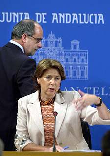 Magdalena Álvarez y Alfonso Perales, ayer, tras el Consejo de Gobierno.