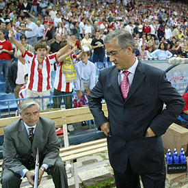Gregorio Manzano, de pie, junto al banquillo del Vicente Calderón.